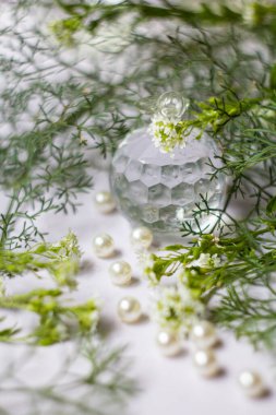 Beyaz arka planda güzel düğün süsleri