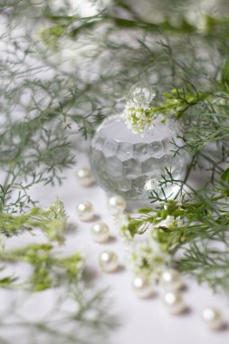 Çiçekli beyaz noel süslemesi