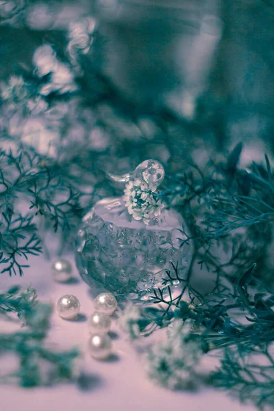 Pencerenin Arka Planında Süslemeleri Olan Noel Ağacı — Stok fotoğraf