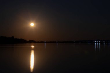 Nehrin yukarısındaki suya yansıyan ay ışığı yolu