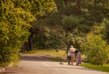 Genç bir çift parkta yürüyor.