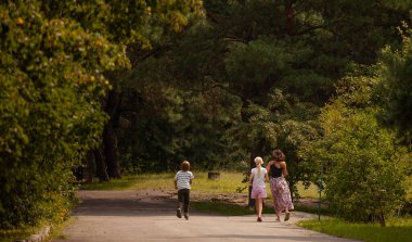 Genç bir çift parkta yürüyor.
