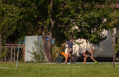 Bahçede çocuk oyun