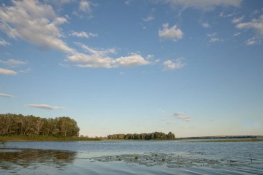 Ukrayna 'daki Dinyeper Nehri üzerinde mavi bulutlar