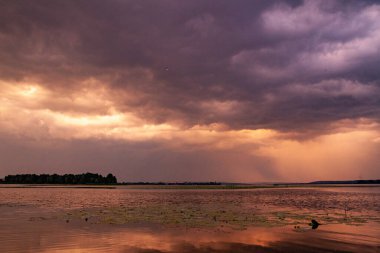 Denizin üzerinde güzel bir gün batımı