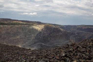 Dağlarda bir kömür yığını.
