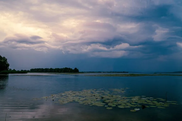 Blauw Grijze Storm Wolken Voor Regen Rivier Het Bos — Stockfoto