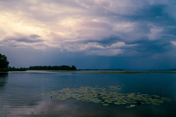 Blauw Grijze Storm Wolken Voor Regen Rivier Het Bos — Stockfoto