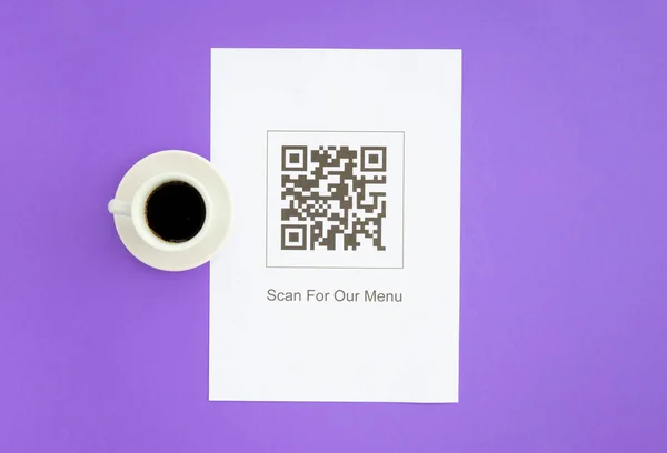 Restorandaki masada online menü servisi için QR kodu. Restaurantta yeni teknolojisiz yaşam tarzı koruma koronavirüsü salgını. Düz yatış, mor arkaplan