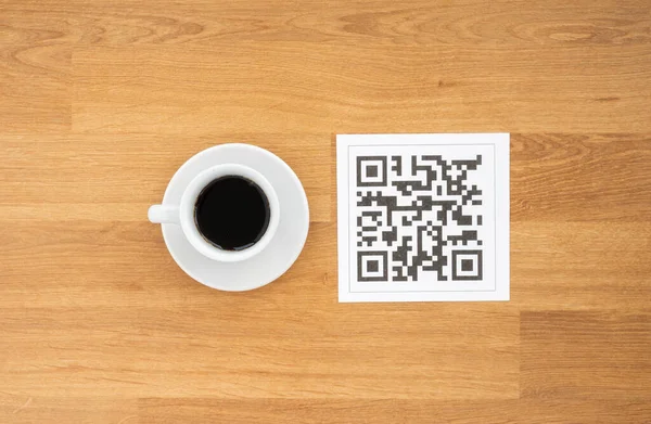 Restorandaki masada online menü servisi için QR kodu. Restaurantta yeni teknolojisiz yaşam tarzı koruma koronavirüsü salgını. Düz, ahşap masa.