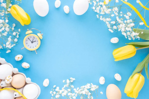 Paskalya zamanı. Çiçek desenli bir yumurta yumurtası. Düz, mavi arkaplan