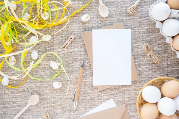 Yuvada mutlu Paskalya doğal yumurtaları, tuval arka planda ahşap çatallar. Düz yatış, model, metin için yer