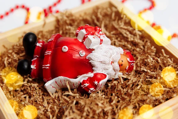 Oyuncak Noel Baba hediye kutusunda.