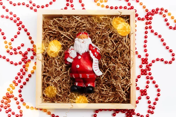 Oyuncak Noel Baba hediye kutusunda.