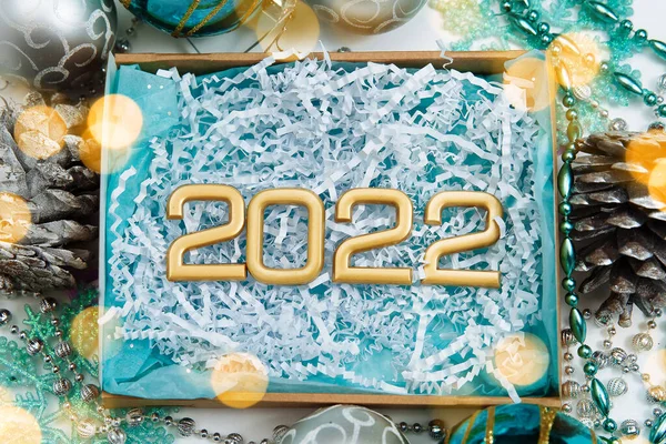 Noel boş karton kutu mavi destekli ve 2022 rakamlarıyla dolu beyaz kağıt