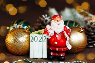 Noel Baba 'nın oyuncak Noel süsleri ve 2022 yılına ait parası.