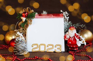 2023 yılbaşı süsleri arasında bir metin alanı ve Noel Baba 'nın maketi.