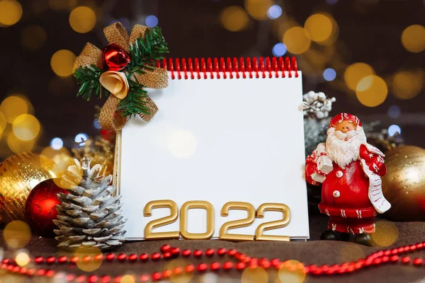 2022 yılbaşı süsleri arasında bir metin alanı ve Noel Baba 'nın maketi.