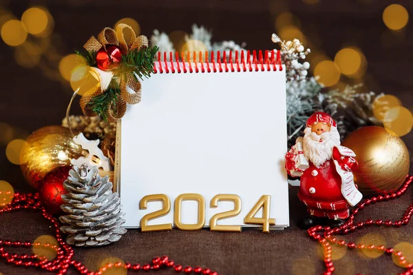 2024 yılbaşı süsleri arasında bir metin alanı ve Noel Baba 'nın maketi.