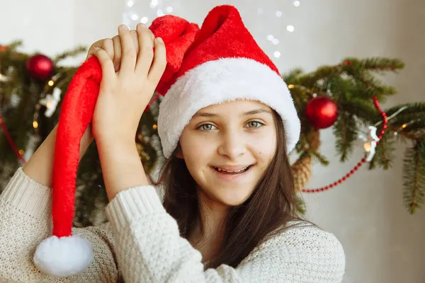 Noel şapkalı mutlu bir çocuk.
