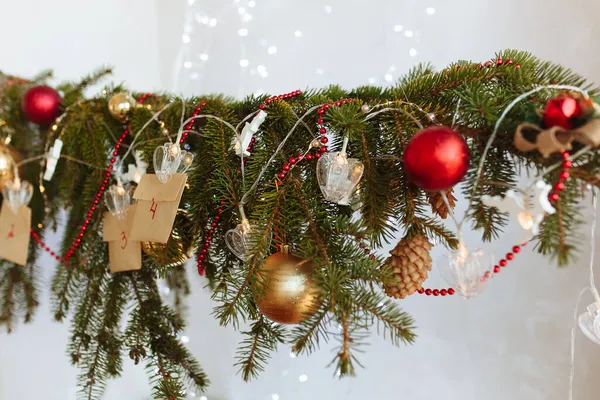 Süslü Noel ağacı dalıyla kendi ellerinle yaptığın takvim.