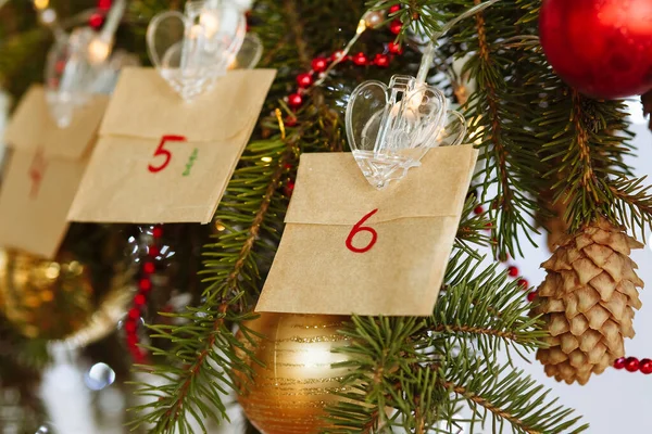 Süslü Noel ağacı dalıyla kendi ellerinle yaptığın takvim.