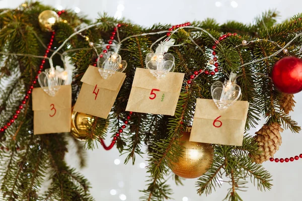 Süslü Noel ağacı dalıyla kendi ellerinle yaptığın takvim.