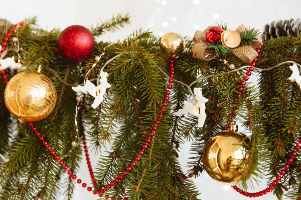 Geyik şeklinde süsleri ve çelenkleri olan bir Noel ağacı dalı.