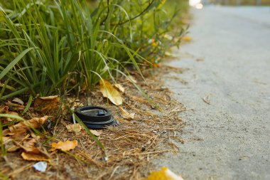 Yolun kenarındaki plastik çöpler.