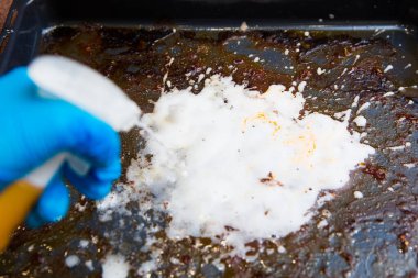 Kirli bulaşıklar için temizlik malzemesi sıkın.