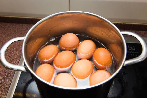 Kahverengi tavuk yumurtalı esrar.