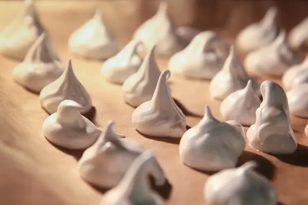 Meringue fırının parşömen kağıdıyla kaplı fırında pişiriliyor.