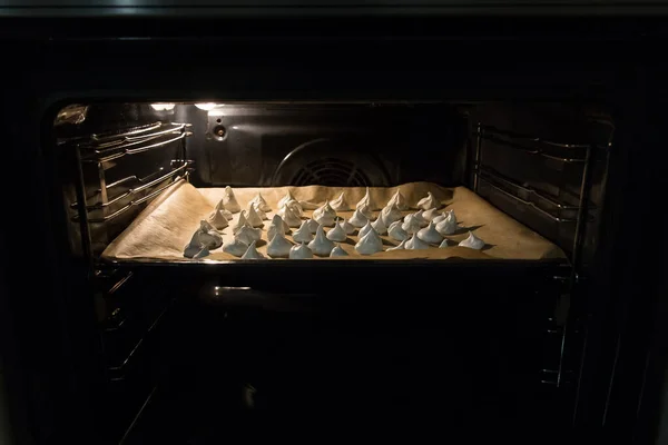 Meringue fırındaki parşömen kağıdıyla kaplı bir fırında pişiriliyor.