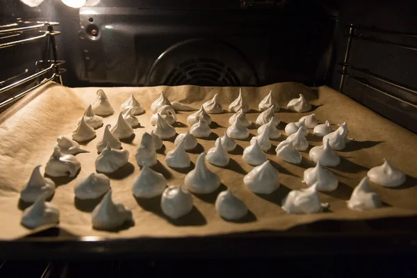 Meringue fırındaki parşömen kağıdıyla kaplı bir fırında pişiriliyor.