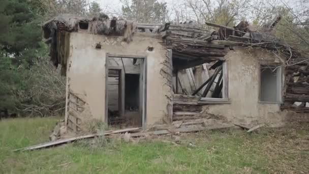 Εγκαταλελειμμένο Και Κατεστραμμένο Σπίτι Στο Δάσος — Αρχείο Βίντεο