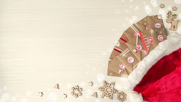 Fondo Navidad Con Calendario Adviento Hecho Papel Artesanal Sombrero Santa — Foto de Stock