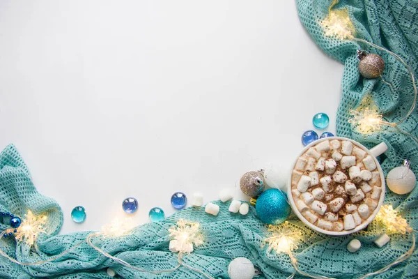 Tazza Bianca Con Cioccolata Calda Con Marshmallow Sfondo Blu Natale — Foto Stock