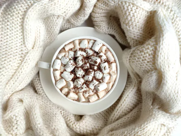 Draufsicht Auf Weiße Tasse Heißen Kakao Mit Marshmallows Auf Gestricktem — Stockfoto