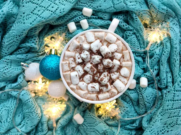 Weiße Tasse Mit Heißem Kakao Mit Marshmallows Auf Blauem Strickstoff — Stockfoto