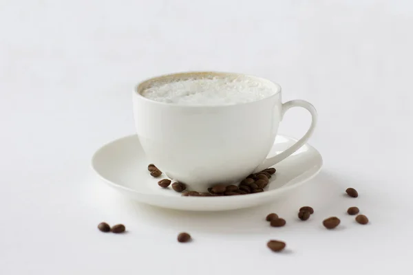 Белая Чашка Кофе Пластины Кофейных Зерен Изолированы Белом Фоне Доброе — стоковое фото