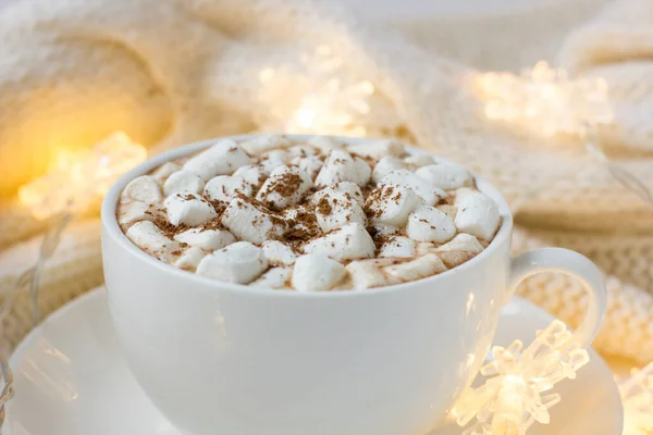 Nahaufnahme Weiße Tasse Mit Heißem Kakao Mit Marshmallows Weihnachten Oder — Stockfoto