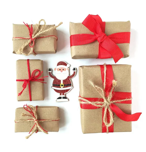 Draufsicht Auf Geschenkboxen Bastelpapier Mit Roter Schleife Isoliert Auf Weiß — Stockfoto