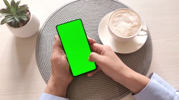 Muž Držící Smartphone Svislou Zelenou Obrazovkou Pijící Kávu Scrolling Social — Stock video