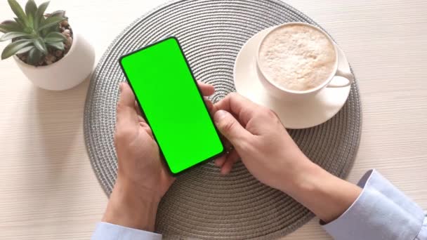 Mann Hält Smartphone Mit Senkrechtem Grünem Bildschirm Und Touch Auf — Stockvideo
