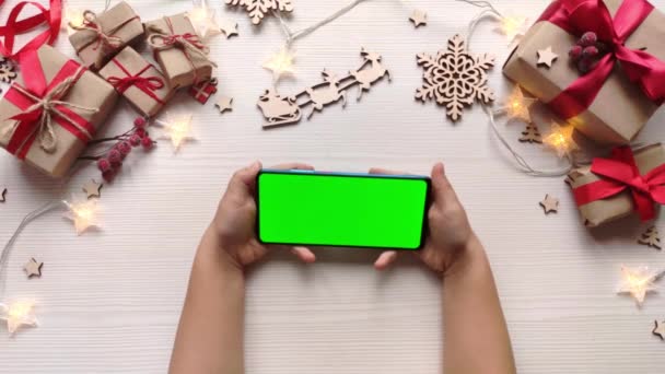 Barnet Håller Smartphone Med Horisontell Grön Skärm Julen Bakgrund Med — Stockvideo