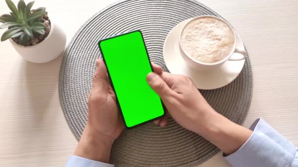 Elinde Akıllı Telefon Tutan Dikey Yeşil Ekranlı Kahve Içen Bir — Stok video