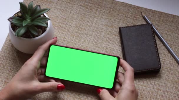 Kvinde Bedrift Smartphone Med Grøn Skærm Touch Skærmen Mobiltelefon Med – Stock-video