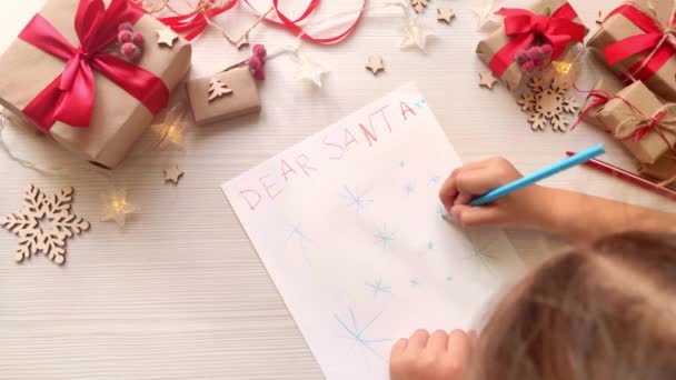 Маленькая Девочка Пишет Рисует Письмо Санта Клаусу Белом Деревянном Столе — стоковое видео