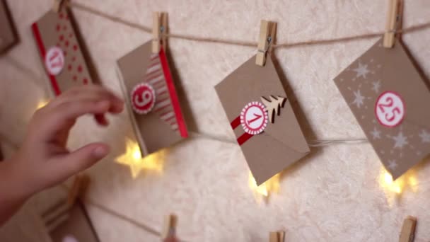 Närbild Barn Hand Bort Det Dagliga Kuvertet Från Jul Semester — Stockvideo