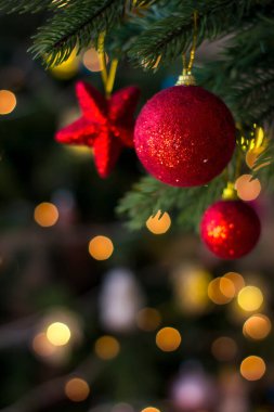 Noel ağacında kırmızı Noel topları. Dikey Tatil geçmişi. Tebrik kartları, posterler ya da afişler için tasarlandı. Seçici odaklanma. Metin için boşluk.